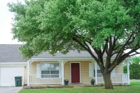 Charming 3-bedroom townhome with AC, WiFi in beautiful Salado, Texas.