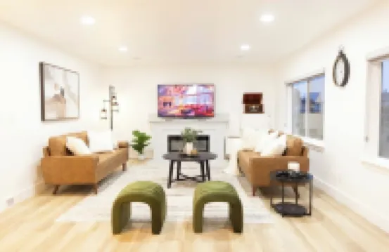 Cozy Modern Home. Stylish, Bright, and Inviting