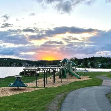 Luxury Lakeview Condo - Walk to Shops & Dining