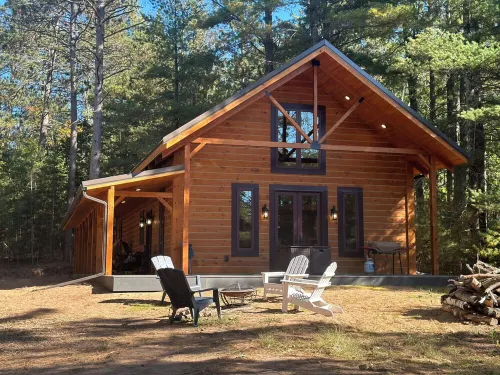 Pine Cabin on Gilmore Lake