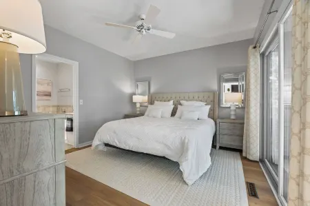 Luxury Keowee Key Condo: Lakefront Retreat Near Clemson