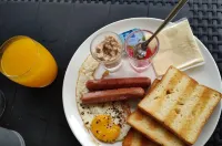 5 bedroom hotel on Kendhoo Island, with AC, Wi-Fi, and peaceful surroundings. Hotel a 