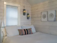 Beautiful Views and Modern Amenities - Charming Coastal Cottage