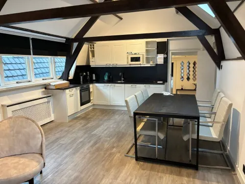 Luxury 6 person apartment city center