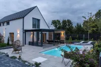 4-bedroom house in marvelous Balatonakarattya with pool, jacuzzi and sauna. - Pools