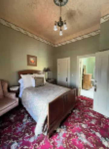 2 bedroom Waterfront Victorian Apartment