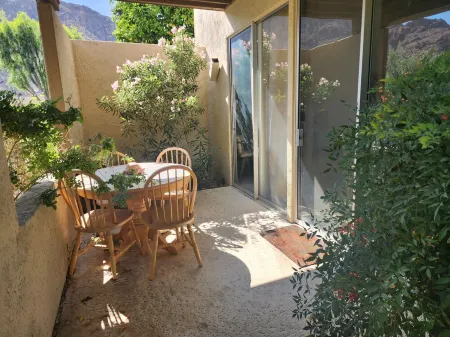 Gated community located in Indian Wells.  Sleeps 4.   Close to all activities. Отели рядом с достопримечательностью «Индиан-Уэллс Теннис Гарден»