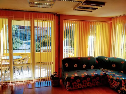 Cheerful 7 bedroomed floor, own kitchen and Bathroom