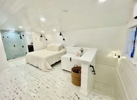 Little White Barn - Private 20 Acre Escape w/ Pond