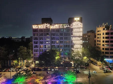 Dragonfly Hotel- the Art Hotel Отели рядом с достопримечательностью «Intellect Design Arena Ltd»