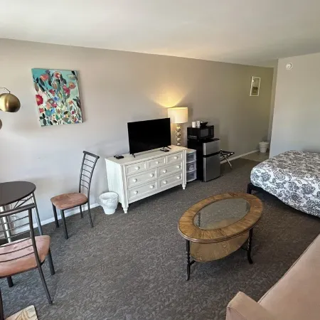 One Queen bed  studio with WiFi, smart TV and AC in welcoming Fillmore.