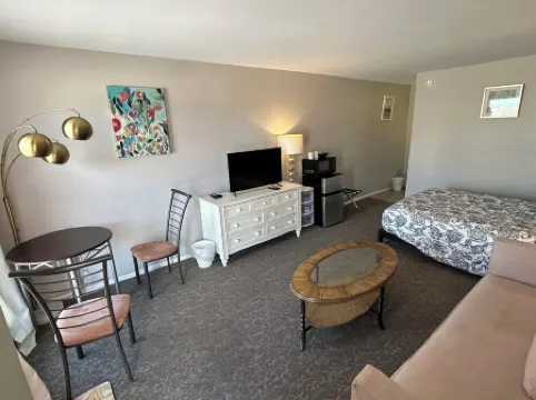 One Queen bed  studio with WiFi, smart TV and AC in welcoming Fillmore.