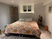 Appartement Atypique / Ancien bar à 100 Mètres du Bois de Vincennes Hotel di Saint-Maurice