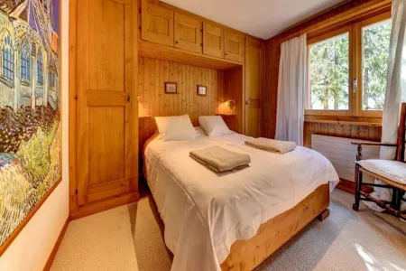 Meters from the lift station with a private terrace and balcony in Verbier