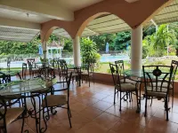 Green Creek Oasis 5-bed, sleep 12, Villa with AC, WiFi, Pool and Beach