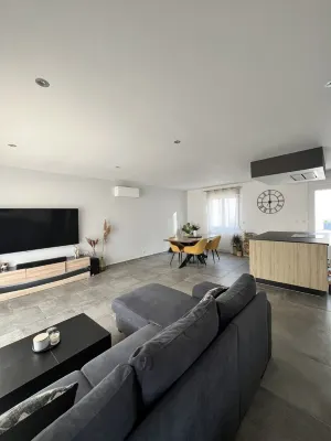 Maison Individuelle Avec Piscine et Dépendance Hotels in Pertuis