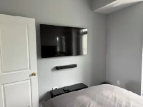 Elegant 2-bedroom townhome in Pickering with AC Free Wifi and Parking included