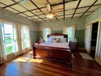 Charming, historic, 4-bedroom lake house w/Hot tub just steps away from lake! Hotels in Kuttawa