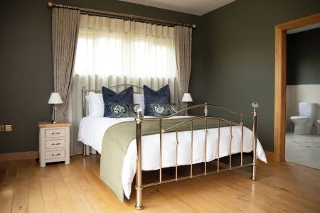 Tara Manor - Family gatherings, intimate weddings, golfing trips & hen parties Отели в г. Ома