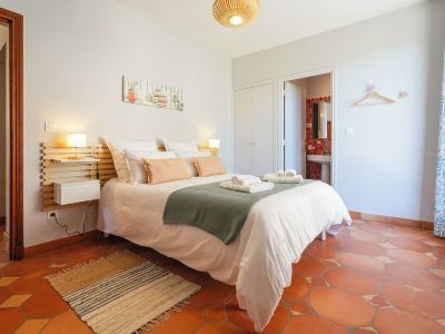 5 minutes from Monaco, large garden level in neo-Provencal villa, sea view