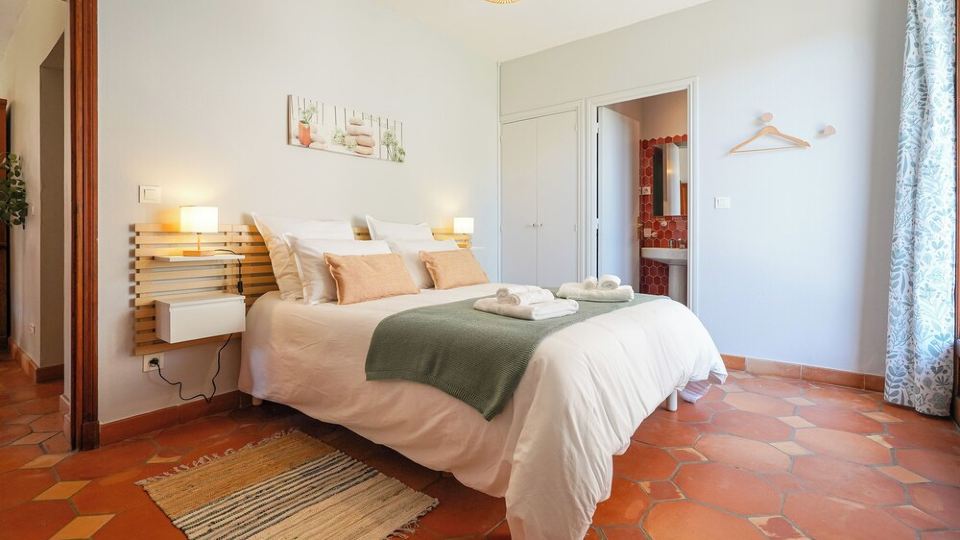 5 minutes from Monaco, large garden level in neo-Provencal villa, sea view