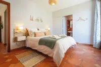 5 minutes from Monaco, large garden level in neo-Provencal villa, sea view Hotels in Beausoleil