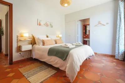 5 minutes from Monaco, large garden level in neo-Provencal villa, sea view Monaco view附近的飯店