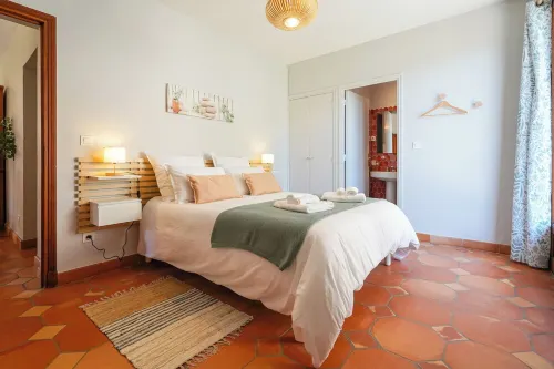 5 minutes from Monaco, large garden level in neo-Provencal villa, sea view