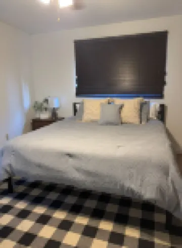 Walking distance to restaurants! Come enjoy our 3-bed cabin in Pine!