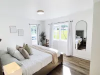 [New!] Luxurious Lake Front Getaway! Hotels in Noble County