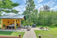 Private Hot Tub, Deck! Group Getaway in Friendship