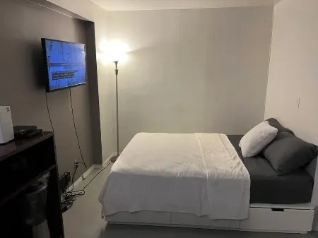 Beautiful studio apartment with a nice balcony Отели рядом с достопримечательностью «Манхэттенский колледж»