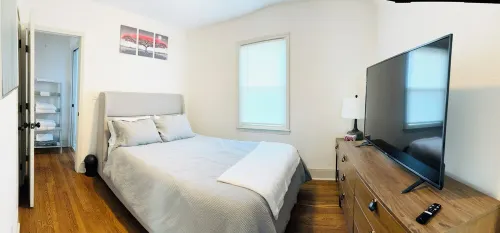 Charming 2-bedroom house in College Park with WiFi and AC, near the Airport.