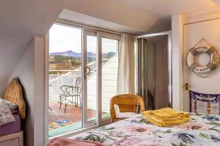 Beach Front Flat, Brodick Отели в г. Арран (остров)