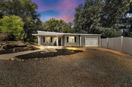 Cottage on King: Stylish and comfortable in the country!