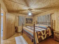 Ringers Lodge   Spacious 6-bedroom house on the River in charming Concan Hotels in Concan
