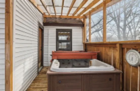 Cozy 2.5 Acres Farmhouse in Battle Creek whit hot tub