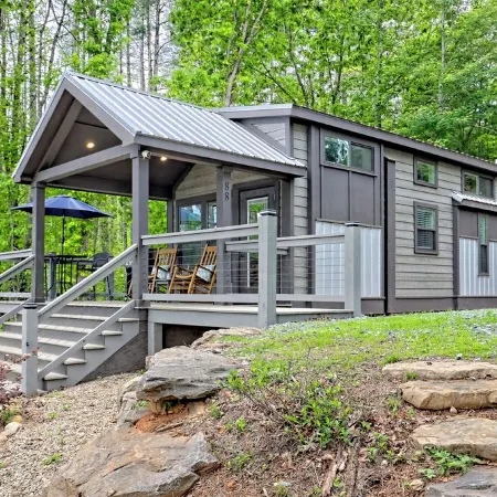 Cozy Cabin in Enchanting Franklin with AC