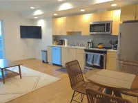 Space Needle and Mountain View. Top-Floor Condo