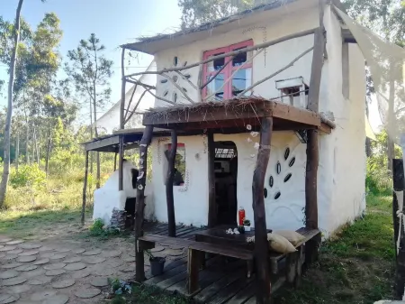 Hermosa casita de tierra en Punta del Diablo Отели рядом с достопримечательностью «Laguna Negra»