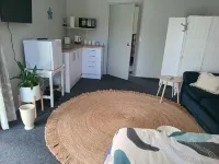 Quiet studio. Park up and walk to beach, shops, cafés & bars!