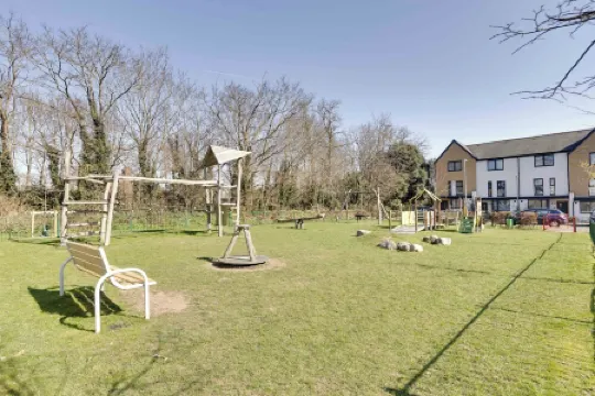 Entire 4 Bedroom Guest House In Reading