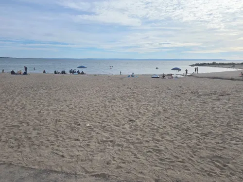 Charming 2 bedroom tourist cabin only 5 min walk from sandy shore of Balm Beach.