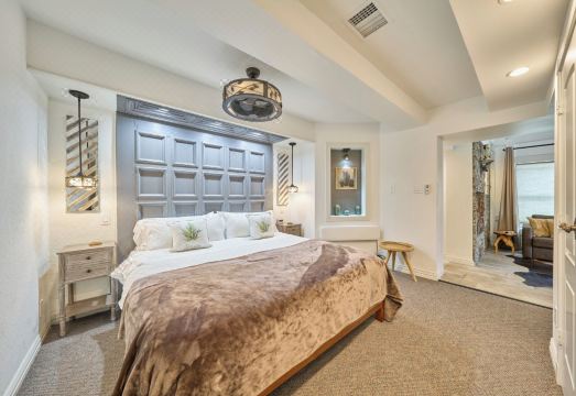 가성비 숙소 vs 4성급 호텔