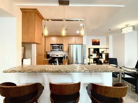 Modern 1-Bedroom LA Condo with 2 Parking Spaces - Prime Sherman Oaks Location Отели в г. Шерман-Окс