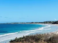 NEW Chic, relaxed studio in Mont Vernon, overlooking beach and pool.