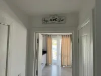 Bright ensuite Private Room in 2BR Apt – Singles, couples, families allowed Hotel in zona Chatham Railway Station