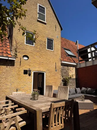 Historic Gateway'vacation'House, for romance in heart of downtown with courtyard garden