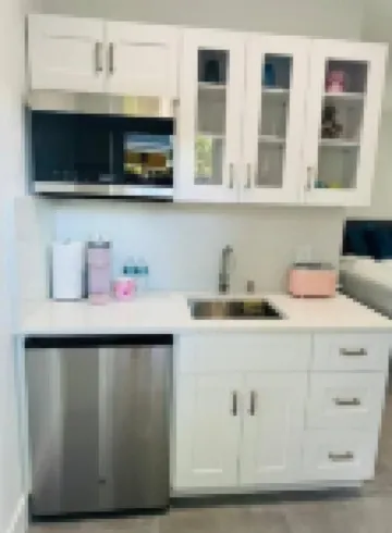 Brand New Studio with Pool Access Hotels in Oakland Park