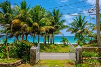 Charming Beach Front 2-bedroom house with WiFi, AC in nice Long Bay, Portland Hotels in Long Bay